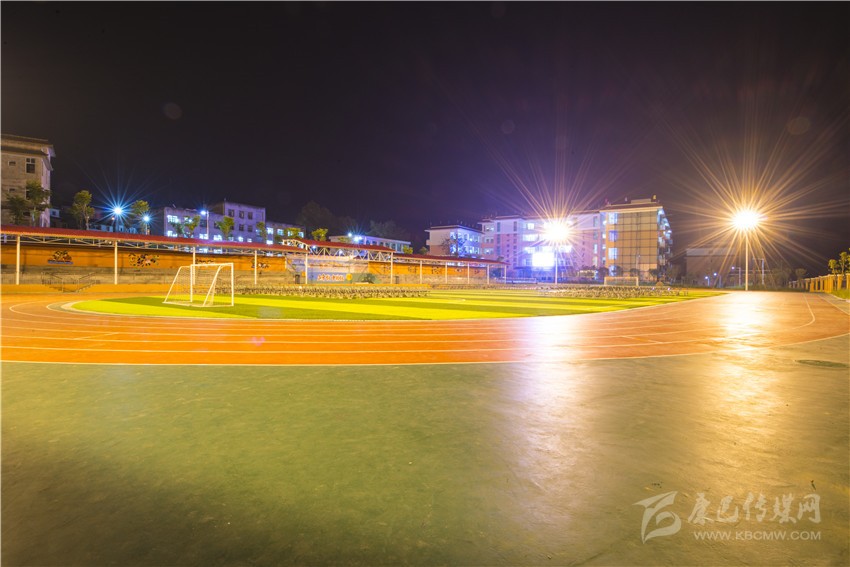 九龍灣壩寄宿制學(xué)?！白兡樣洝? onload=