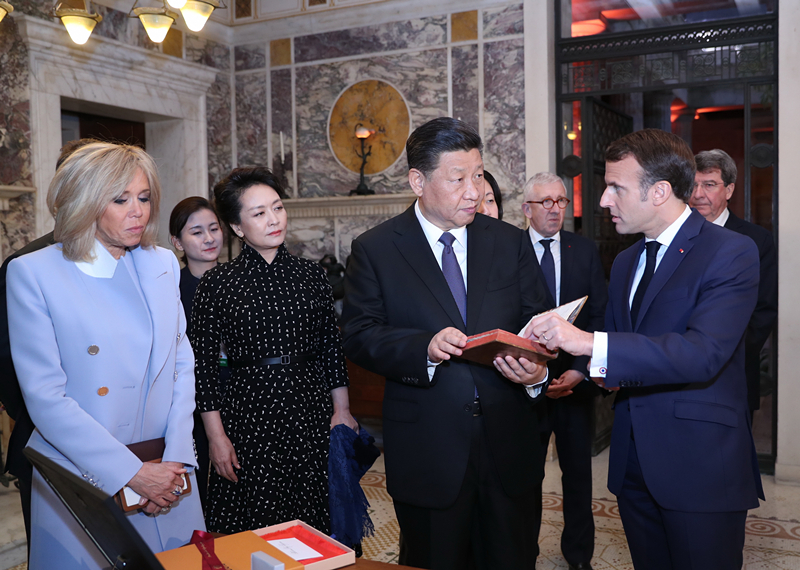 2019年3月24日，習(xí)近平在法國尼斯會見法國總統(tǒng)馬克龍。會見前，馬克龍向習(xí)近平贈送1688年法國出版的首部《論語導(dǎo)讀》法文版原著。