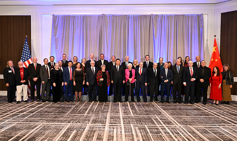 這是美國友好團(tuán)體聯(lián)合歡迎宴會開始前，習(xí)近平主席會見飛虎隊和史迪威將軍后人、鼓嶺、艾奧瓦州、華盛頓州等方面友好人士代表，同他們親切交談并合影留念。