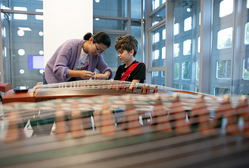 4月29日，在塞爾維亞貝爾格萊德中國文化中心，古箏指導老師王宣（左）在教學。新華社記者 李京 攝