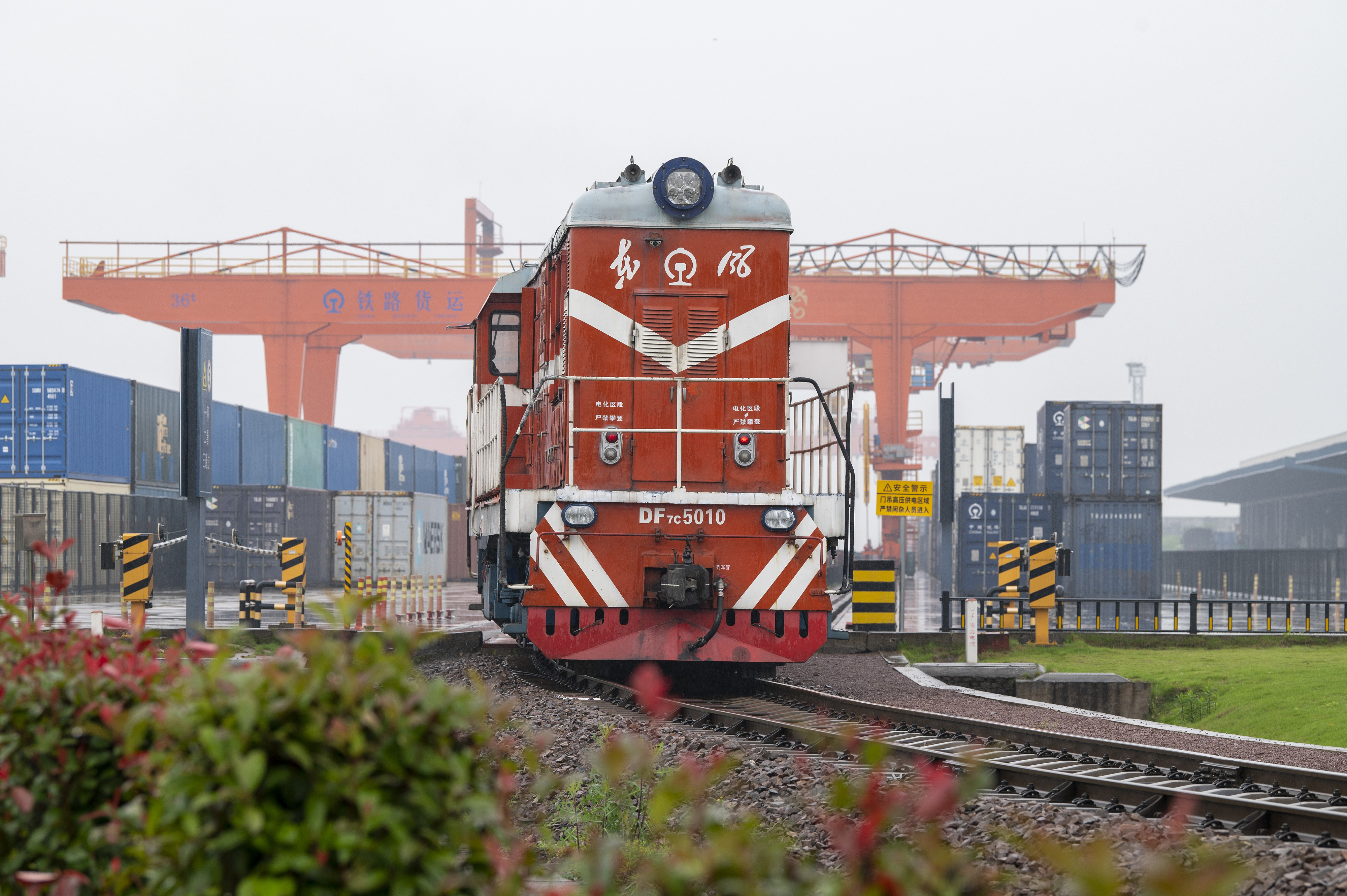 2024年5月5日，“五一”假期最后一天。在浙江省金華市金東區(qū)鐵路金華南站，一列滿載110標(biāo)箱的中歐班列緩緩啟程駛往匈牙利。