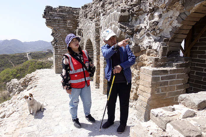 在明長(zhǎng)城遺址上，梅景田給外甥女劉紅巖講述長(zhǎng)城故事。