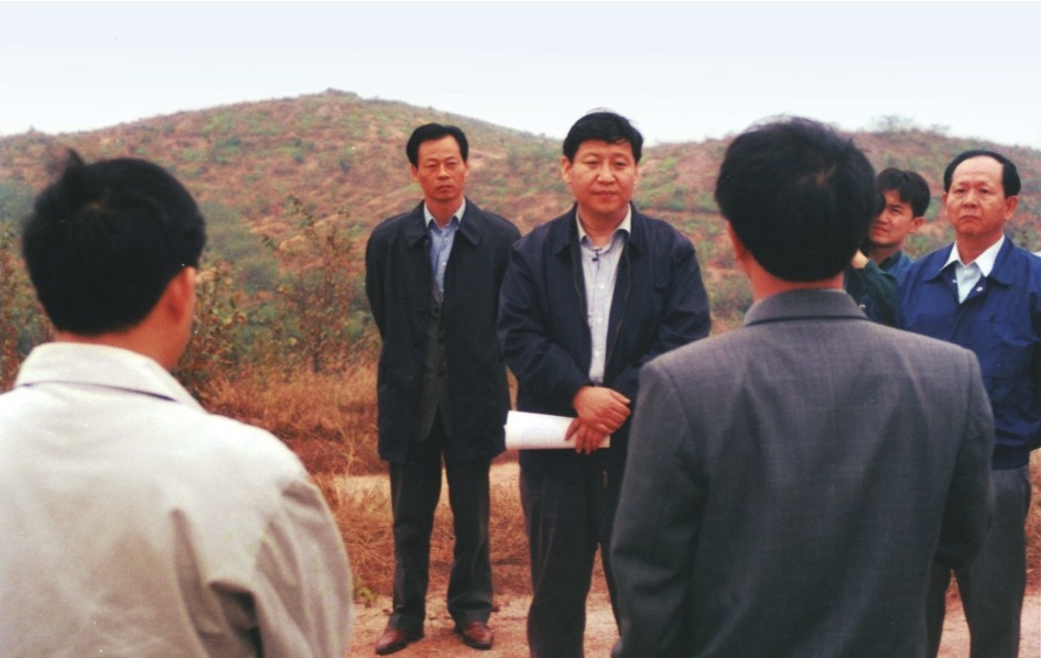 1999年11月，習(xí)近平在龍巖市長(zhǎng)汀縣河田水土流失治理區(qū)調(diào)研。圖源：《習(xí)近平在福建（下）》