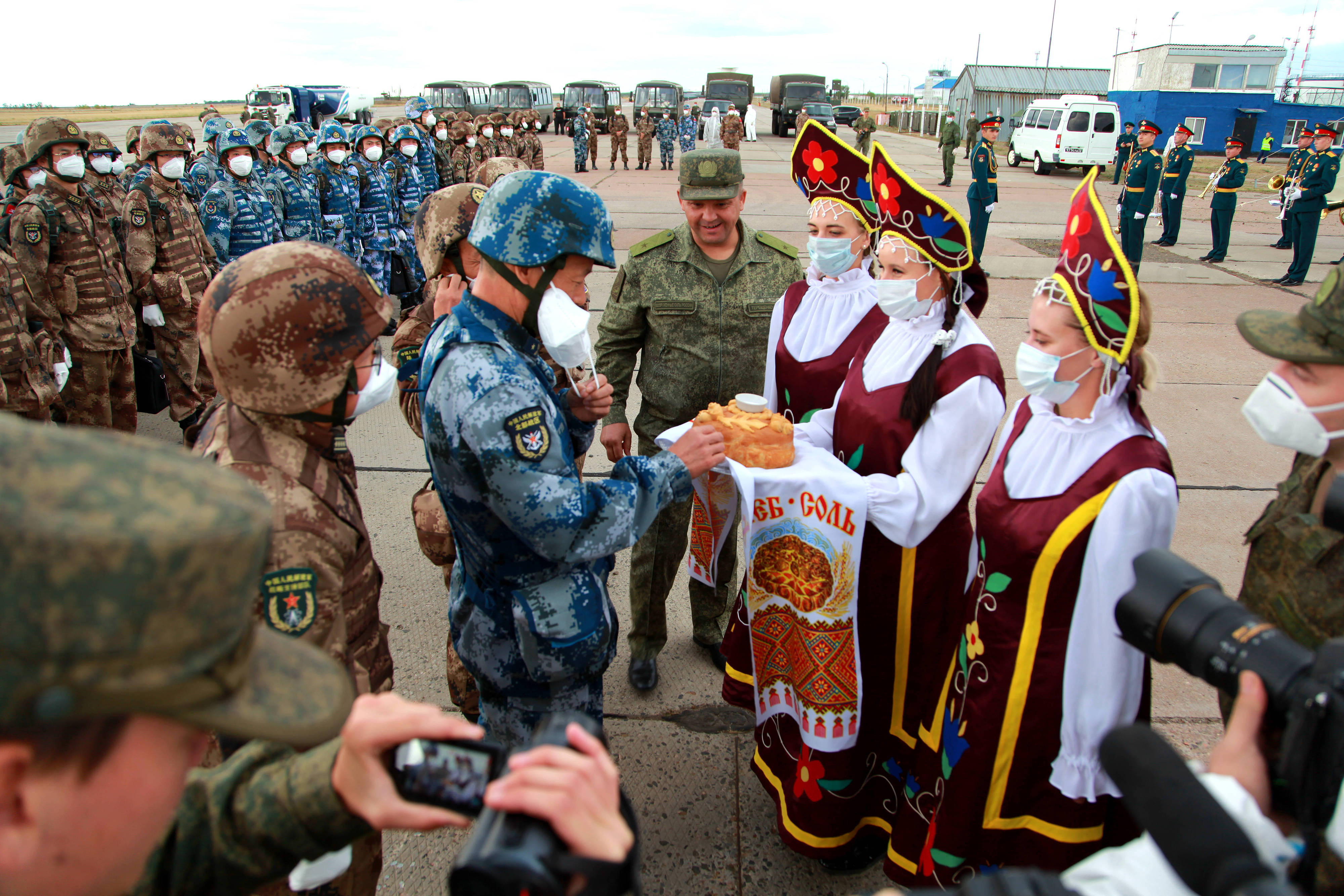 當(dāng)?shù)貢r間2021年9月10日，跨境參加“和平使命-2021”上海合作組織成員國聯(lián)合反恐軍演的中方部隊導(dǎo)演部抵達俄羅斯奧倫堡“東古茲”靶場演習(xí)地域。圖為俄方人員為中方人員舉行歡迎儀式。