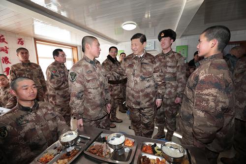 2014年1月26日中午，習(xí)近平來到連隊食堂，同戰(zhàn)士們一起用餐。新華社記者 李剛 攝